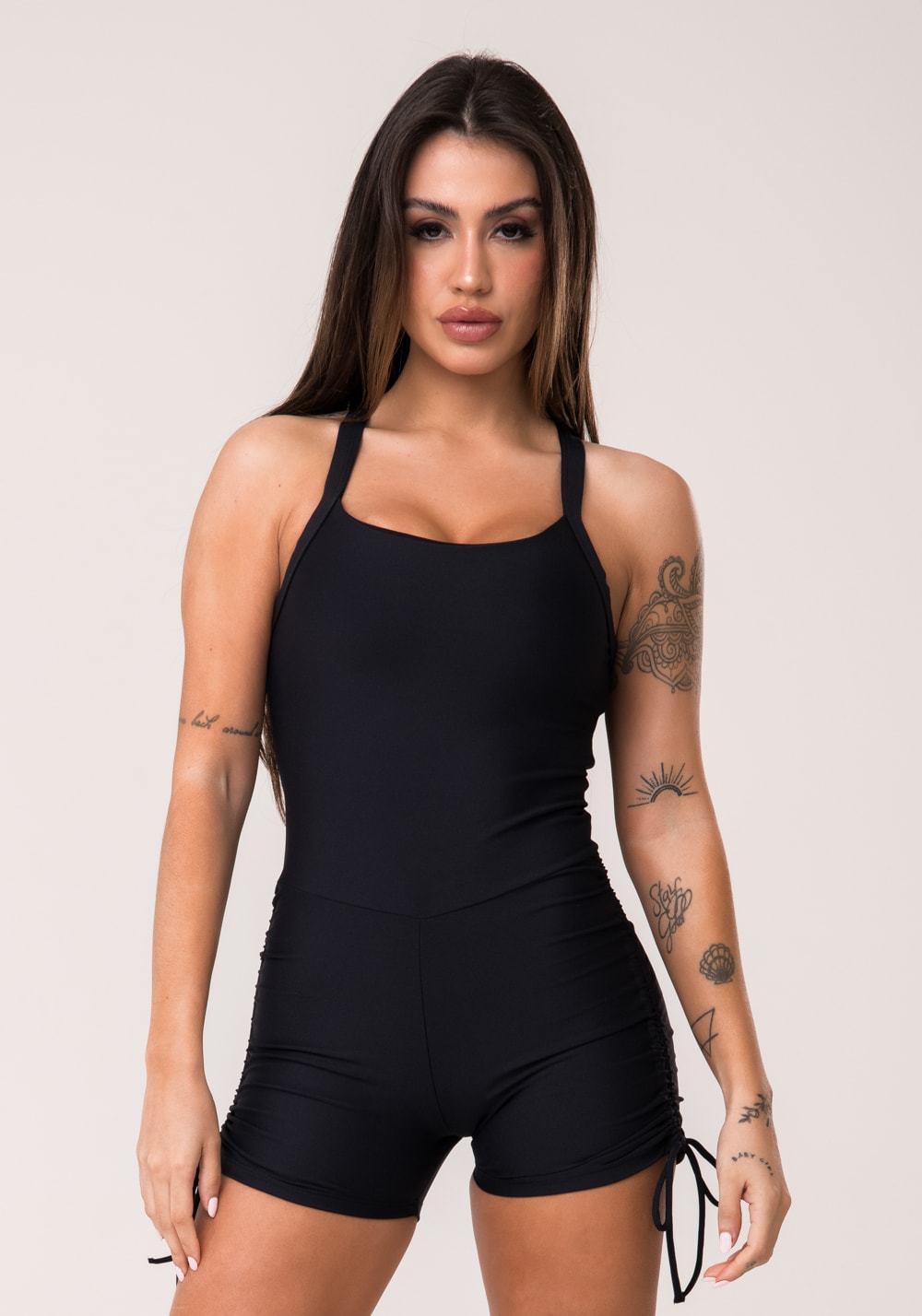 Macaquinho fitness feminino preto com franzido aura
