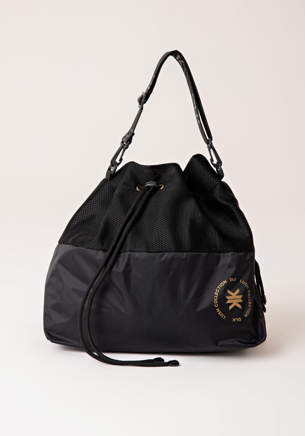 Mochila saco feminina preto com dourado dlk