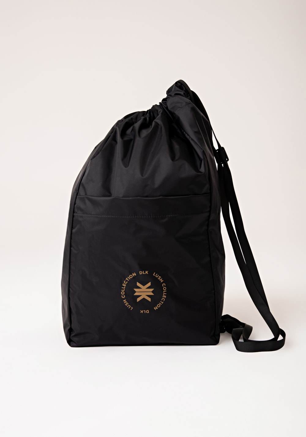 Mochila um ombro só feminina preto com dourado dlk