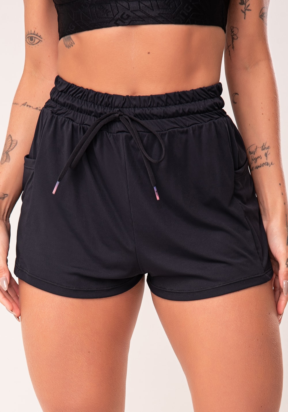 Short duplo feminino preto soltinho com bolso e cadarço flow