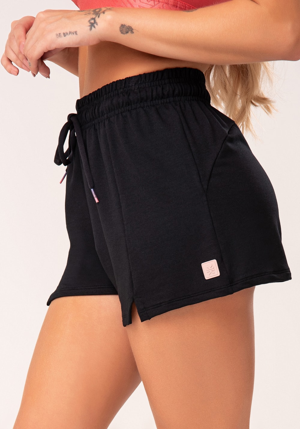Short feminino preto moletinho com fenda flow dlk