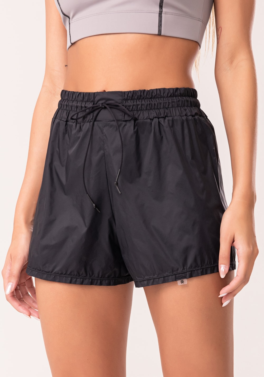 Short feminino soltinho preto com cadarço oasis