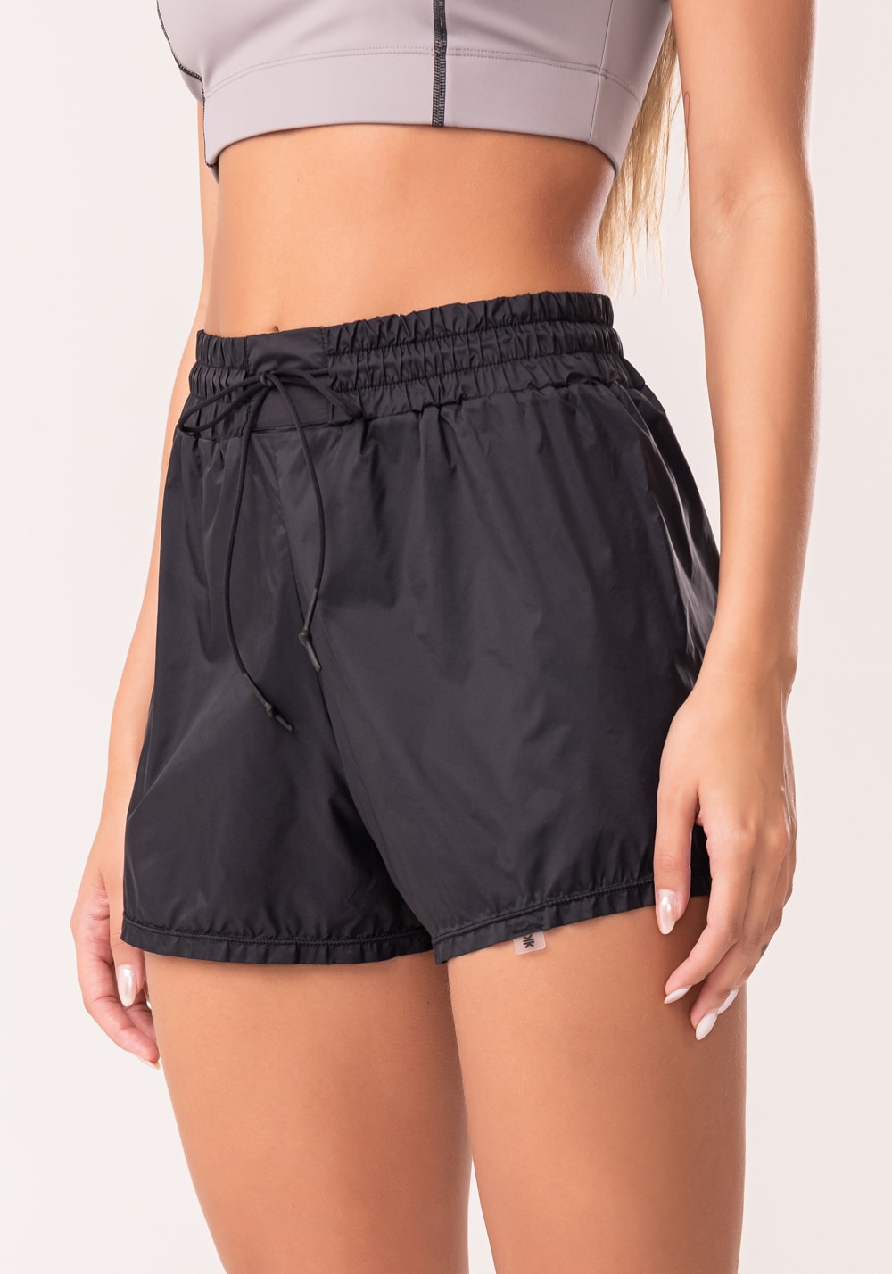 Short feminino soltinho preto com cadarço oasis