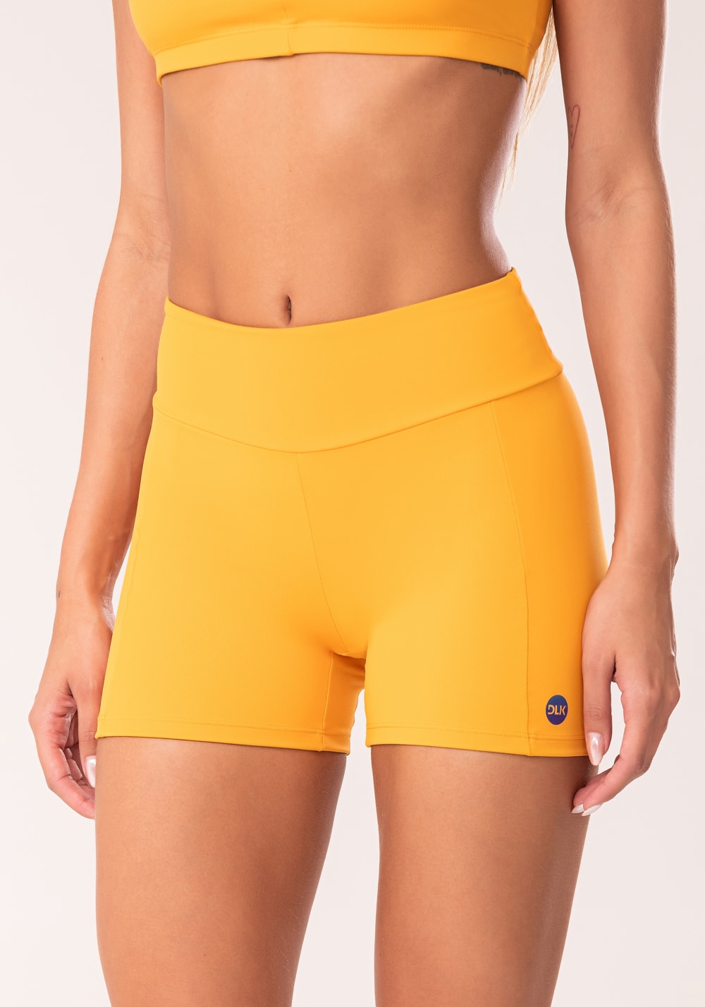 Short fitness feminino amarelo com recortes oasis