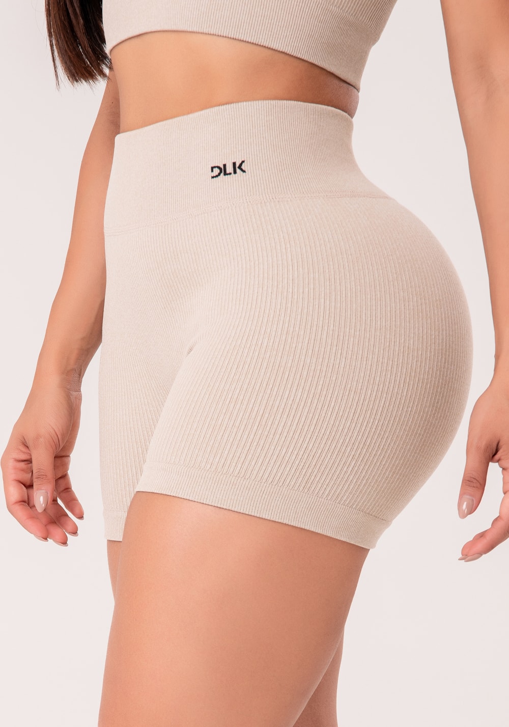 Short fitness feminino areia canelado com cós alto seamless+