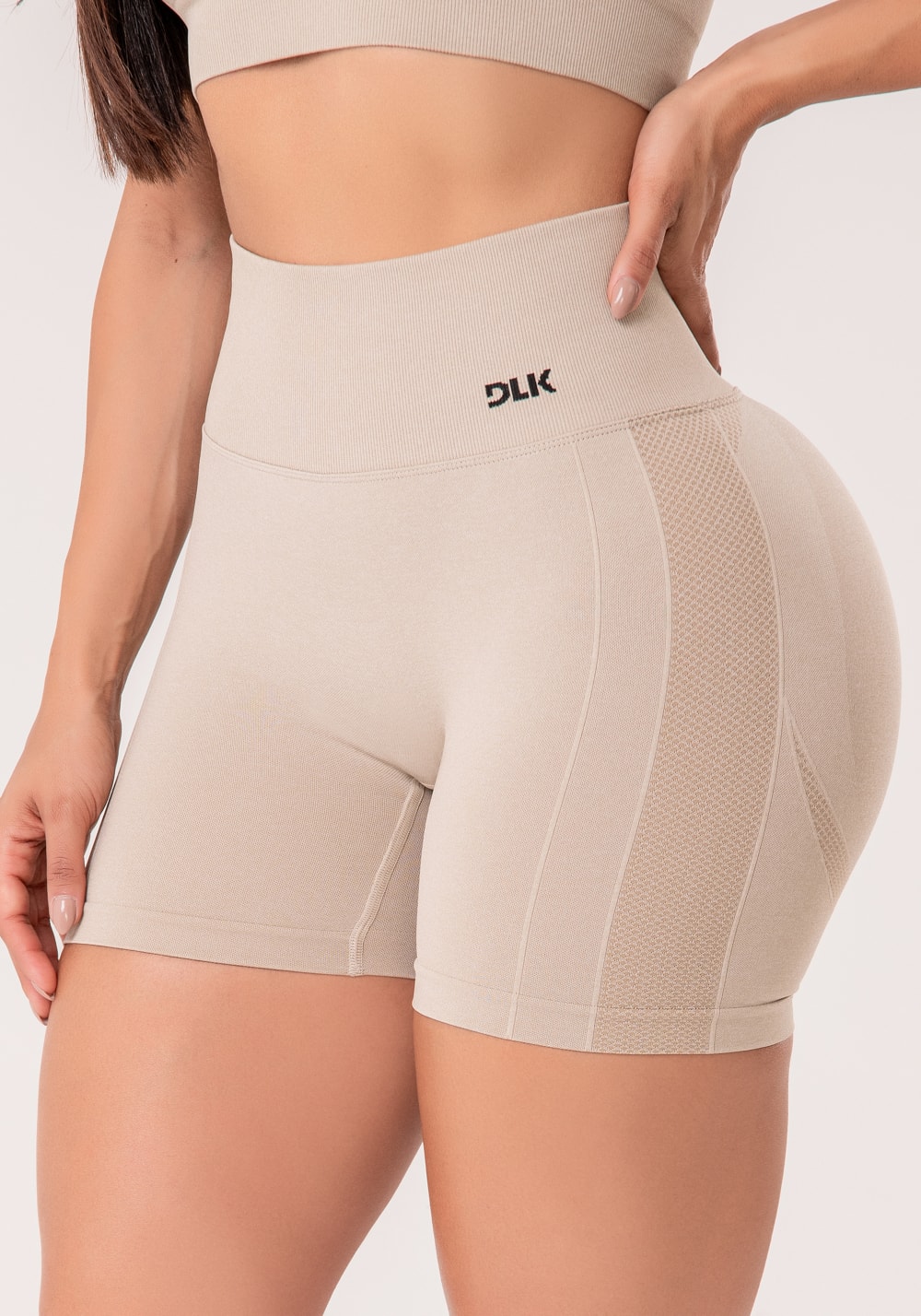 Short fitness feminino areia com detalhe texturizado e modela bumbum s