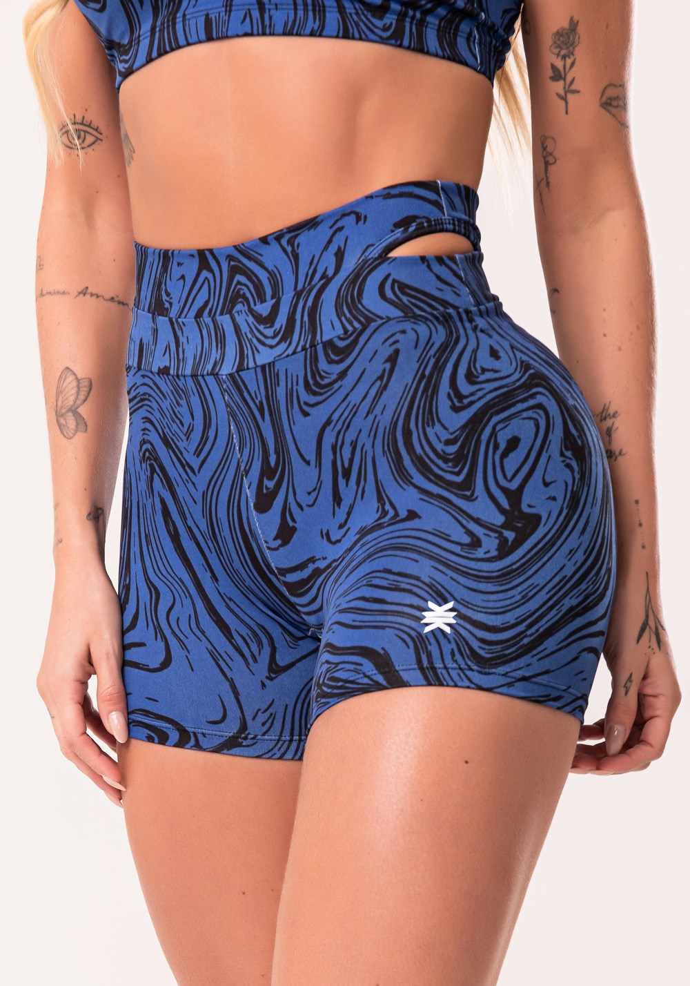 Short fitness feminino azul com detalhe vazado estampado abstract duo