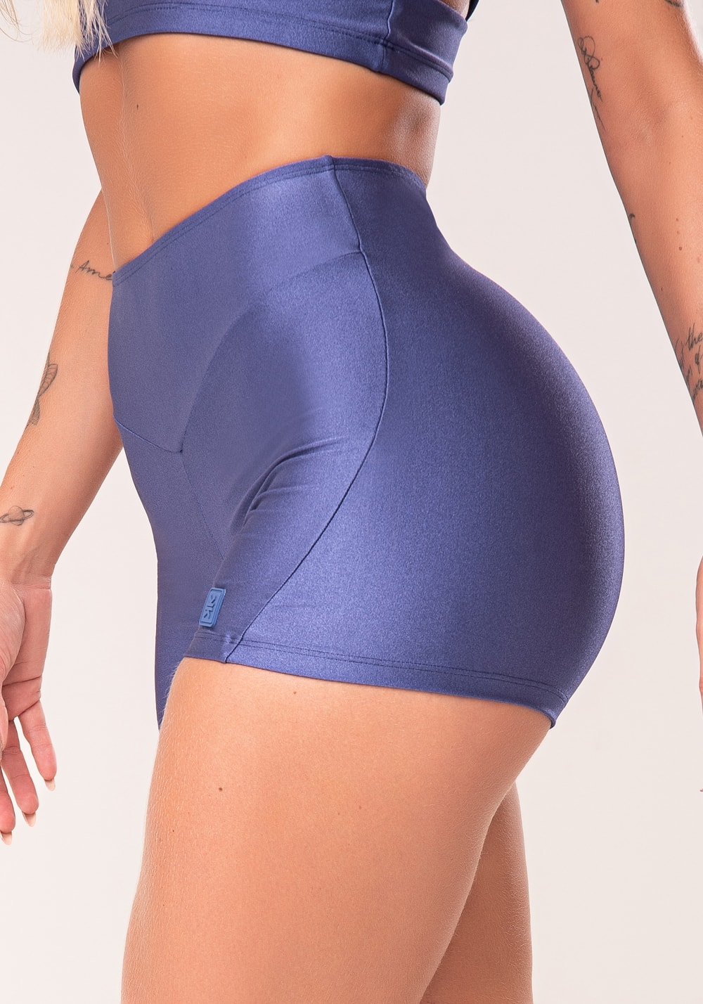 Short fitness feminino azul com recorte em v flow