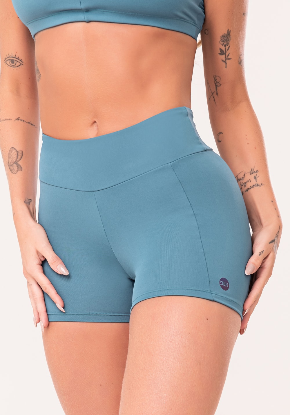 Short fitness feminino azul com recortes oasis