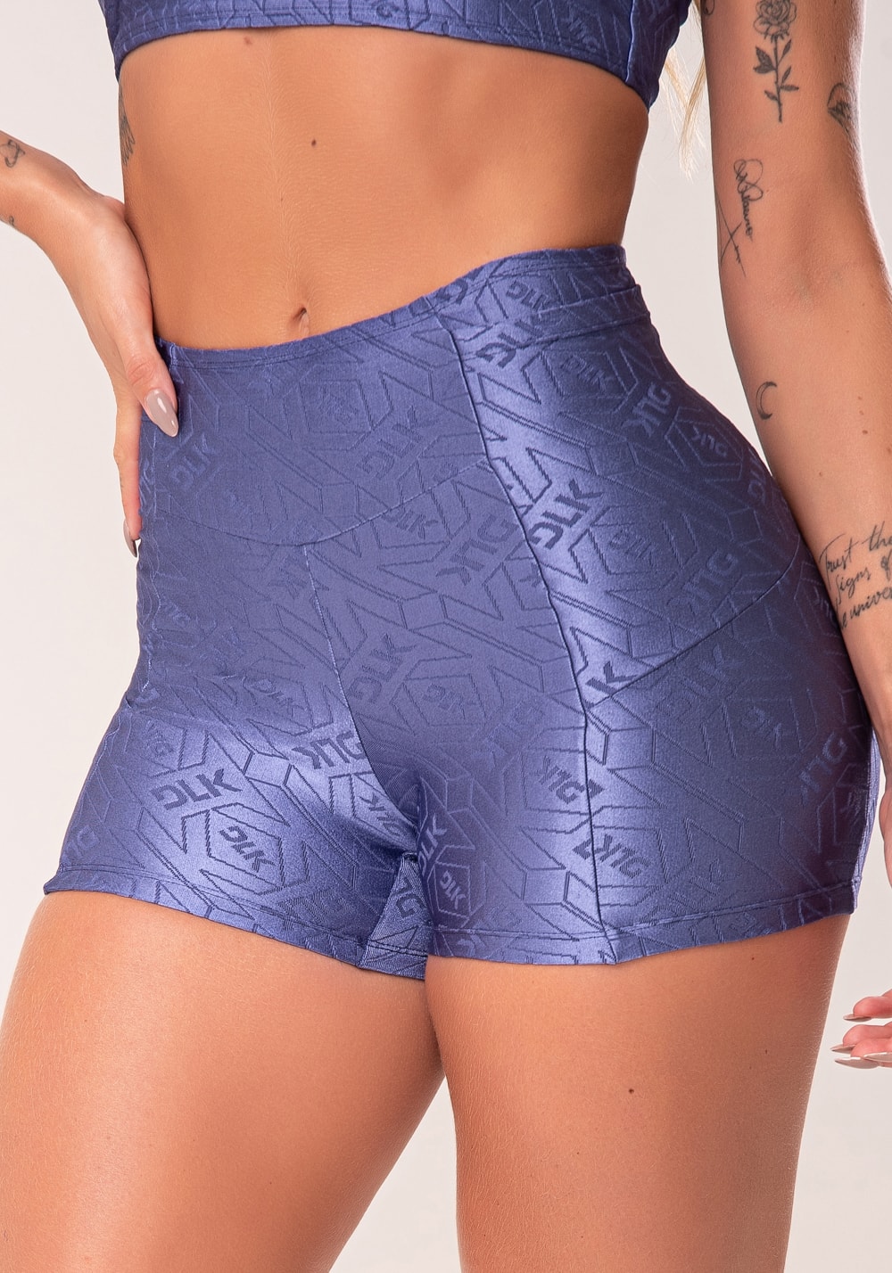 Short fitness feminino azul logomania com recortes e bolsos flow