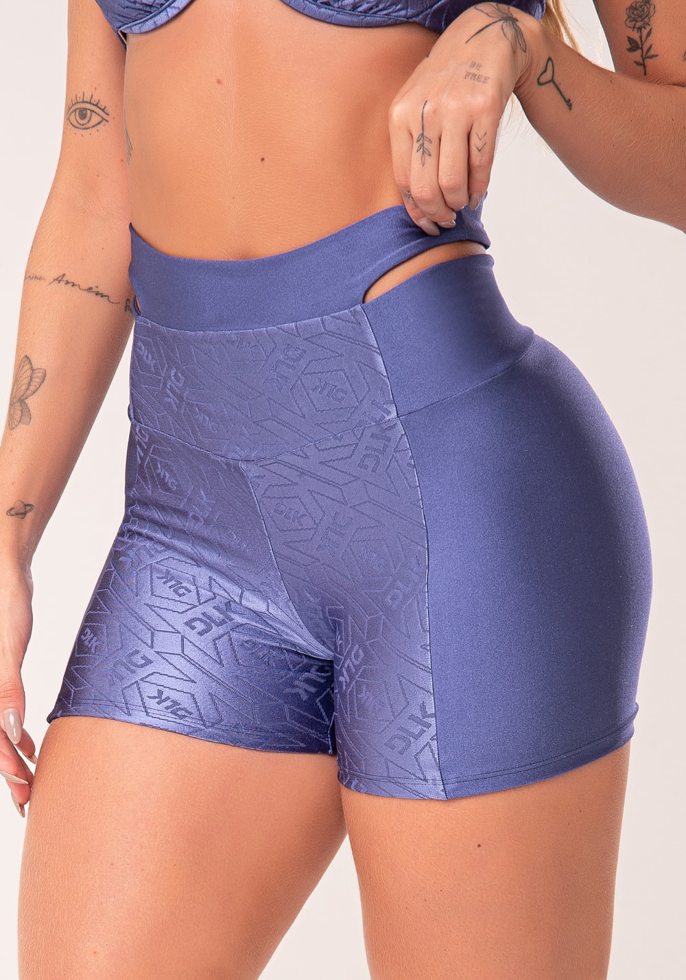 Short fitness feminino azul logomania cut-out com recortes flow