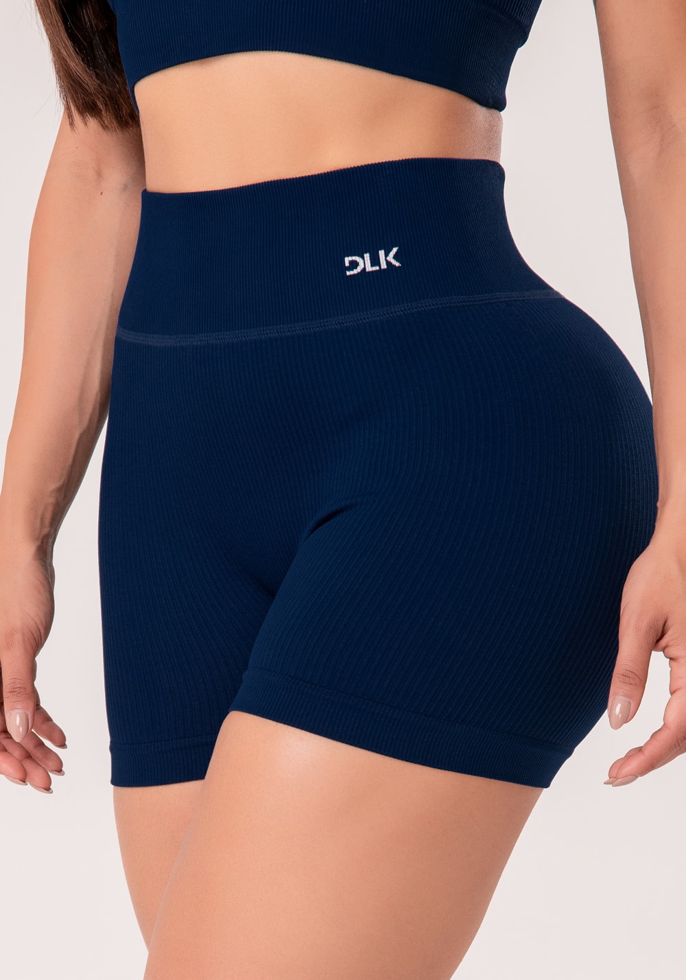 Short fitness feminino azul marinho canelado com cós alto