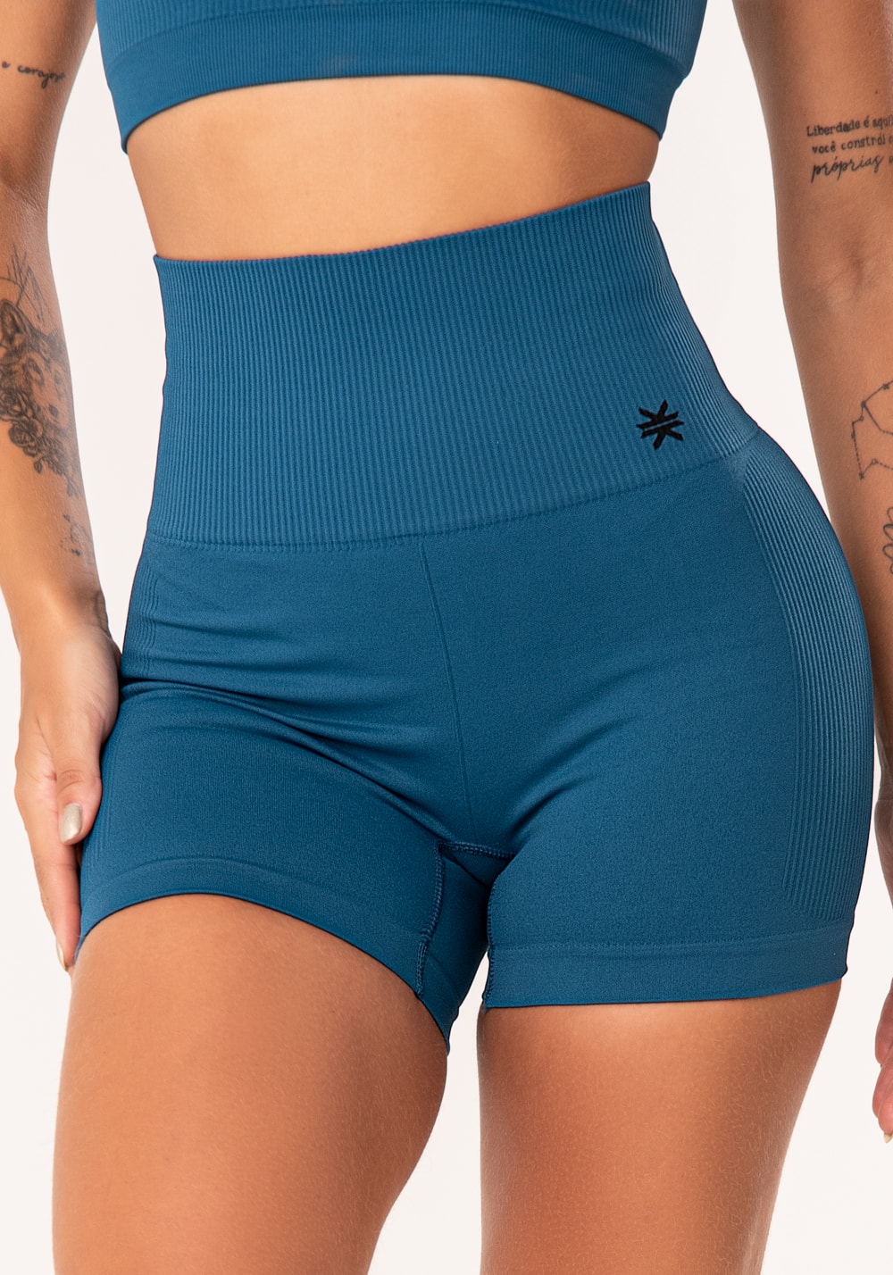 Short fitness feminino azul petróleo com recorte canelado seamless