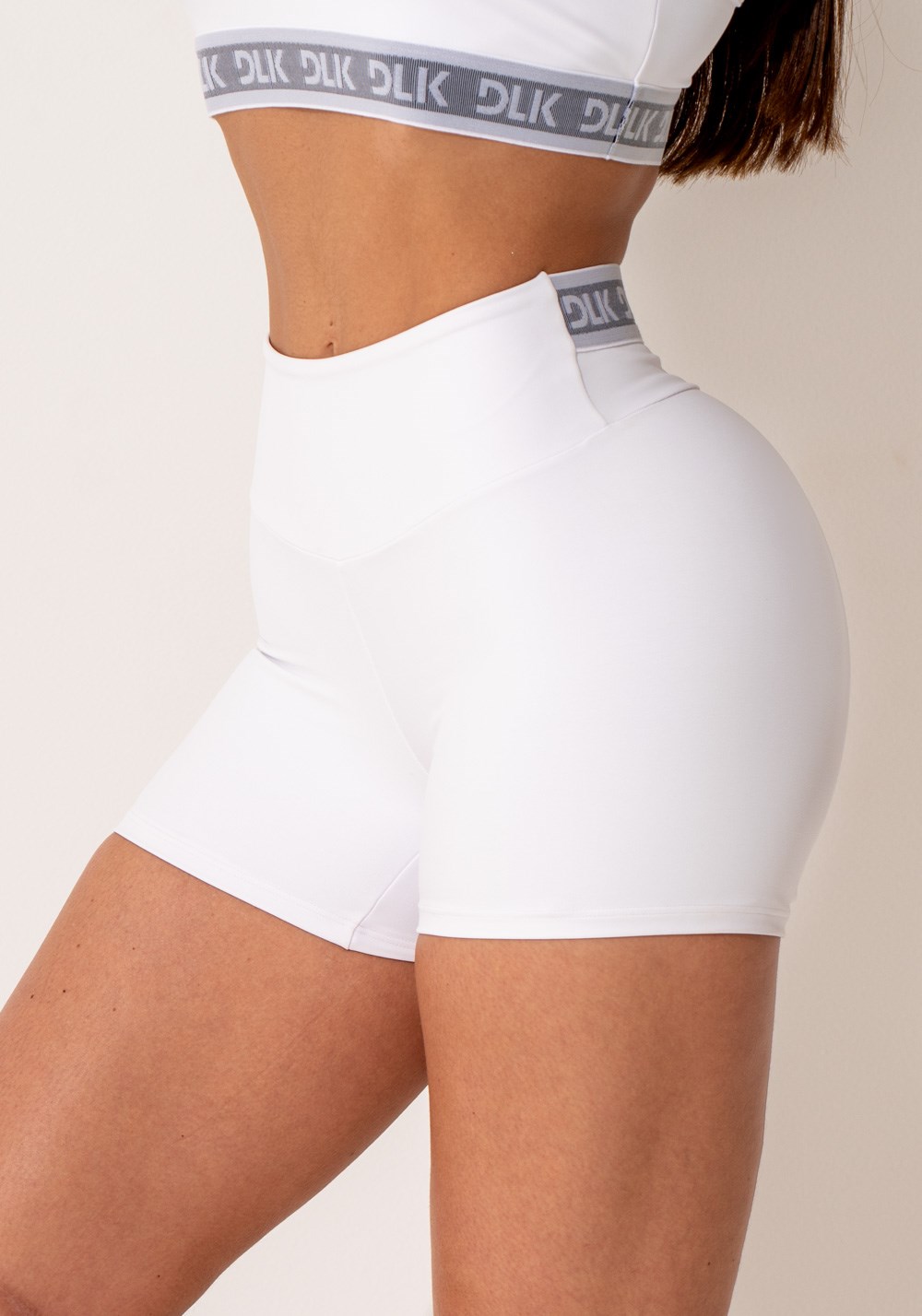 Short fitness feminino branco com elástico canelado nas costas intense