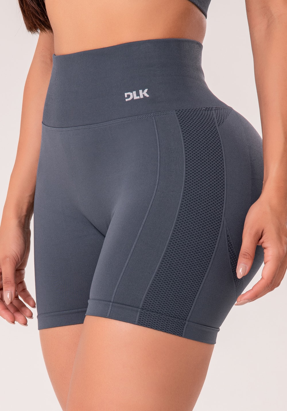Short fitness feminino cinza chumbo com detalhe texturizado e modela b
