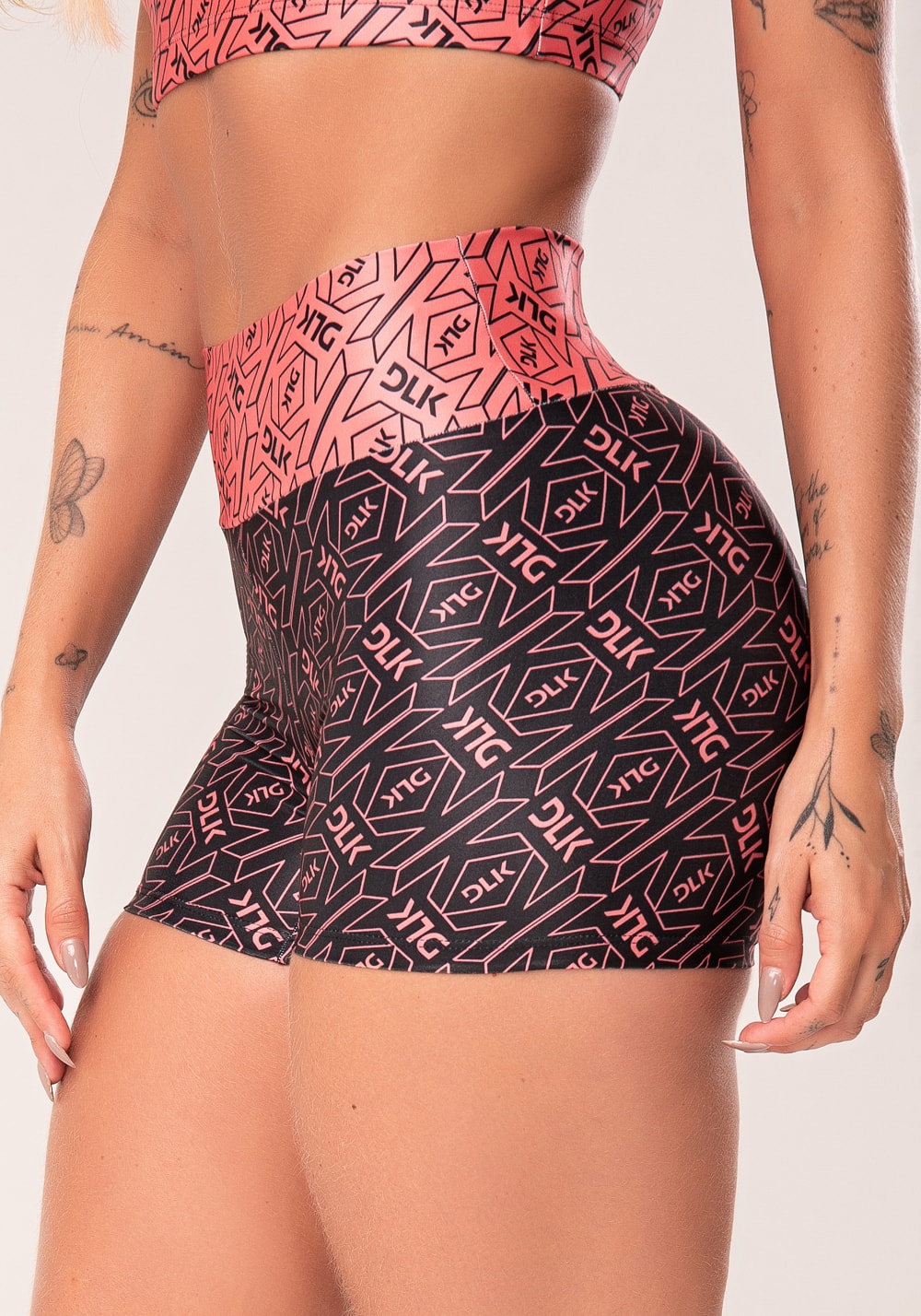 Short fitness feminino coral e preto logomania flow