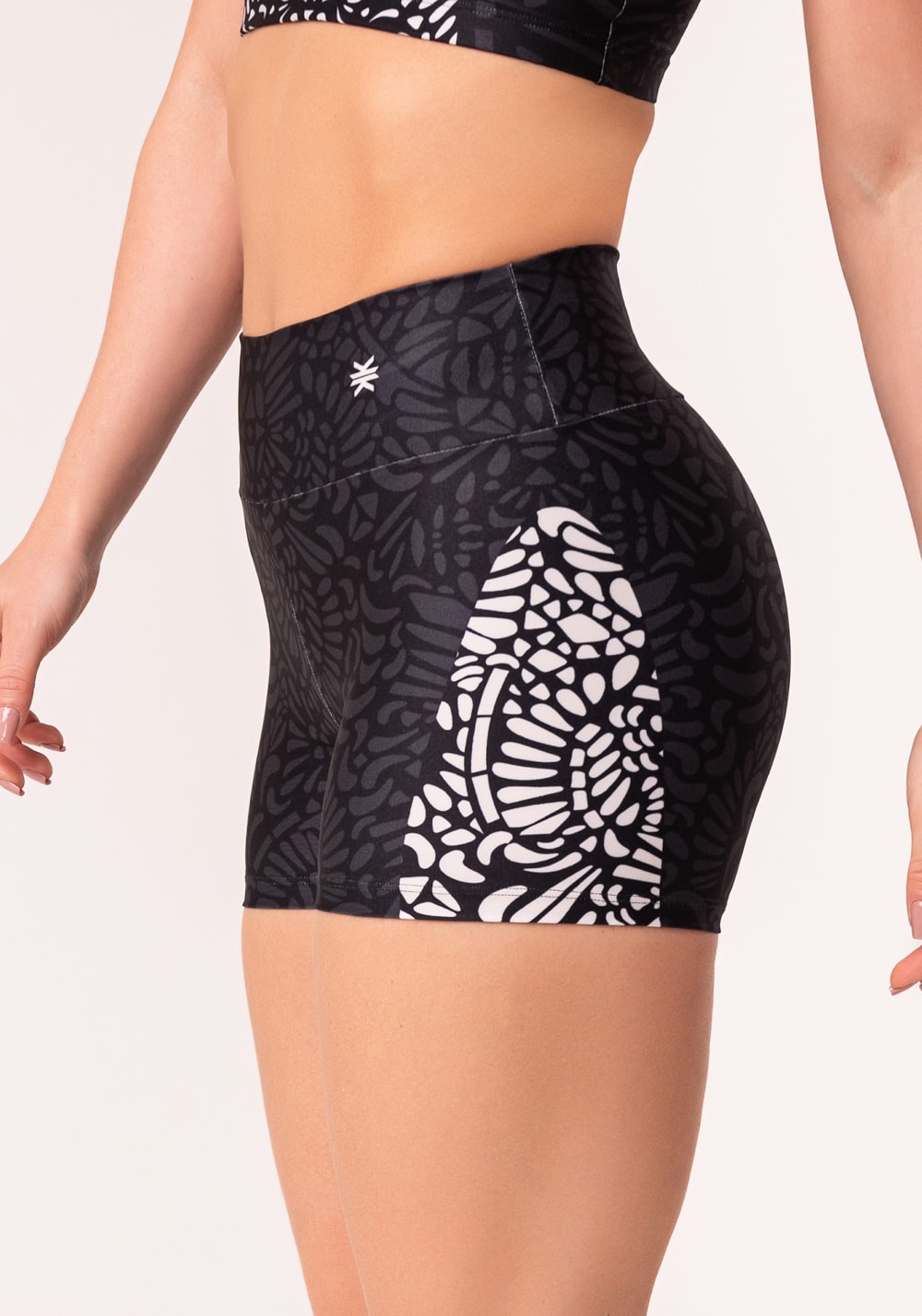 Short fitness feminino estampado arabesco preto e nude printed