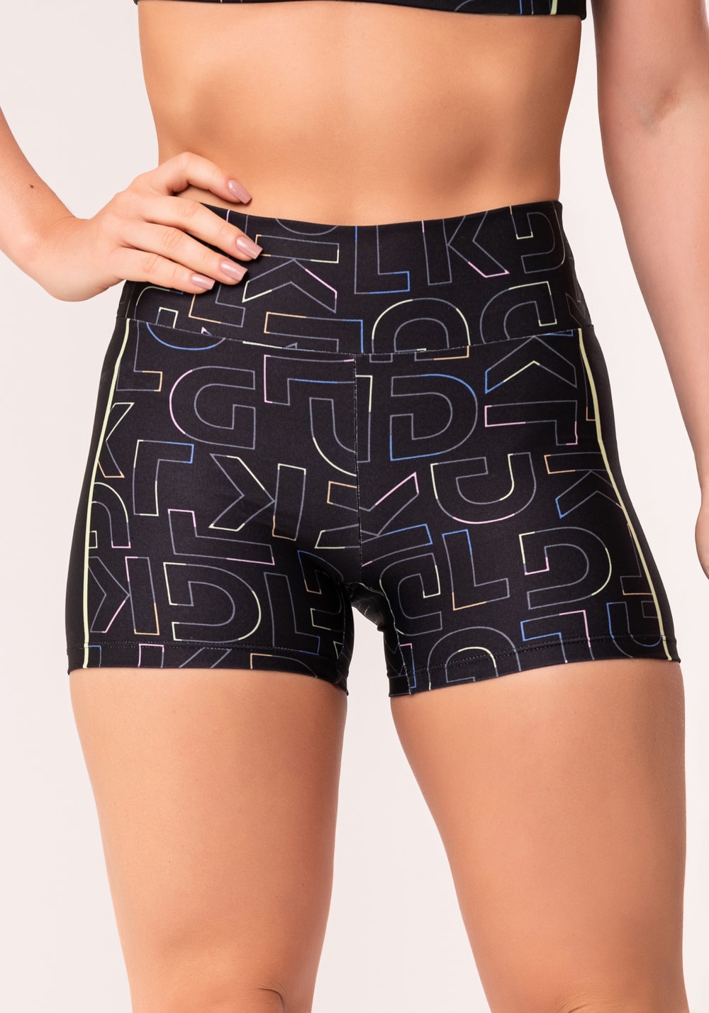 Short fitness feminino estampado logomania colorido printed