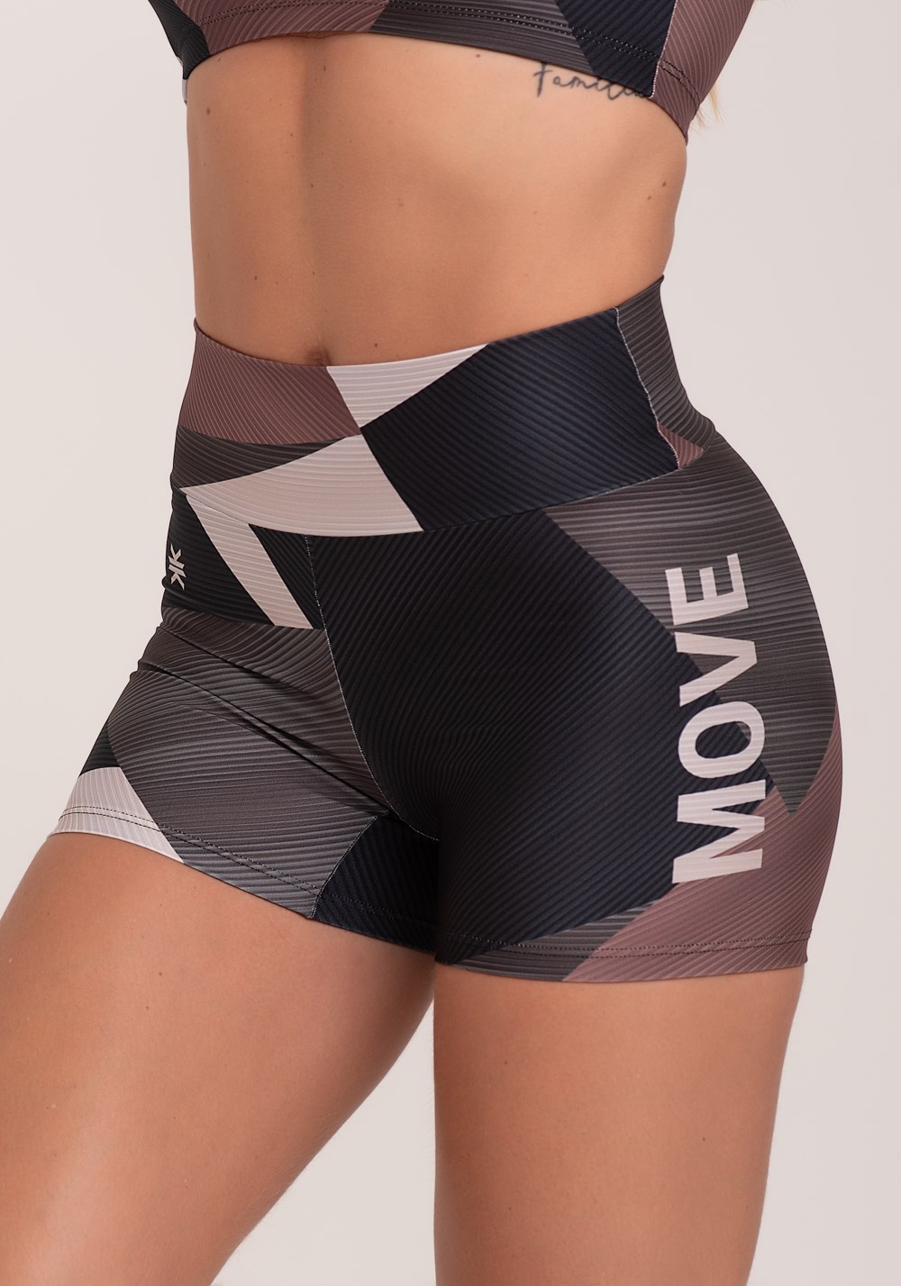 Short fitness feminino estampado strip marrom printed