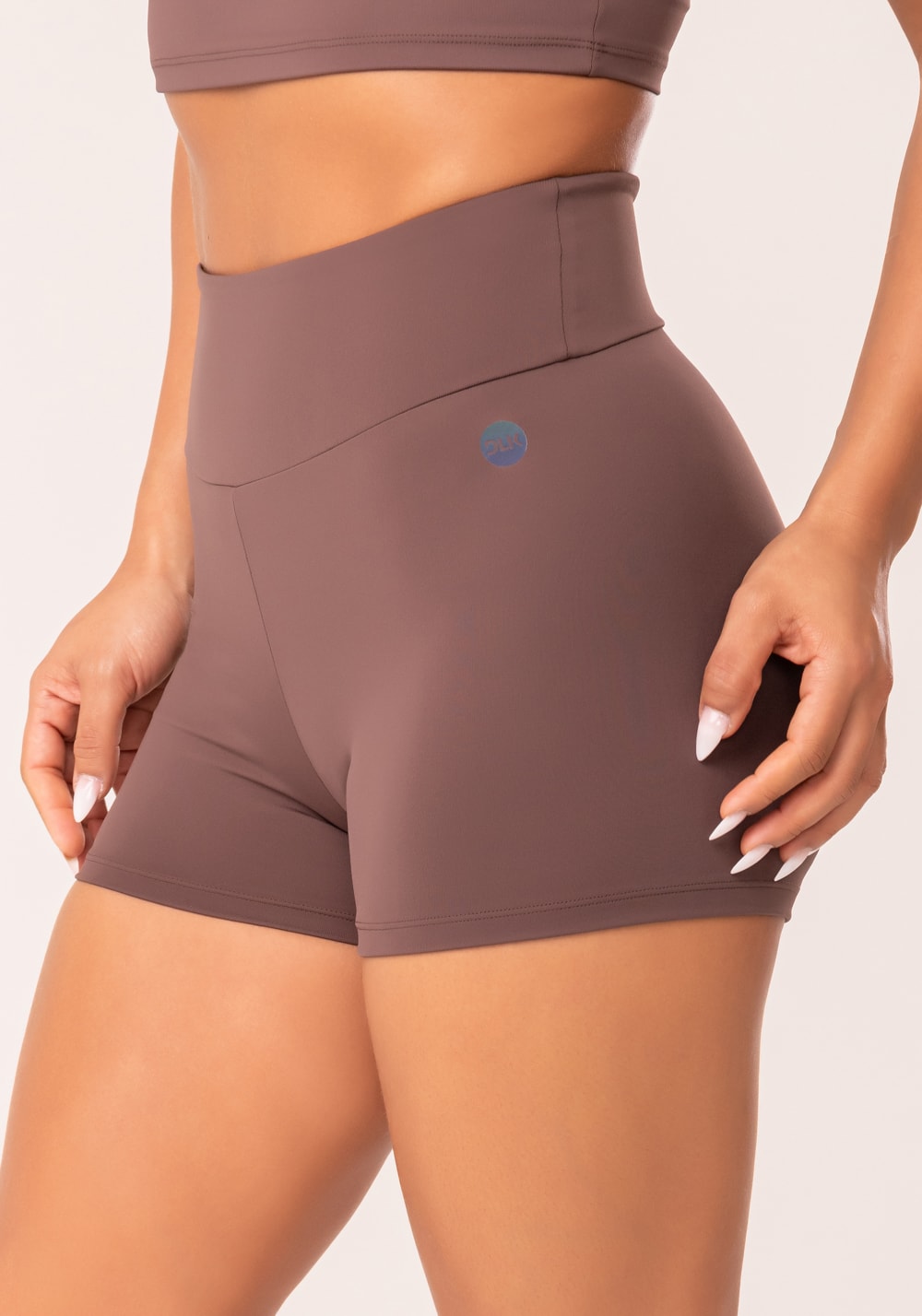 Short fitness feminino marrom com cós largo oasis