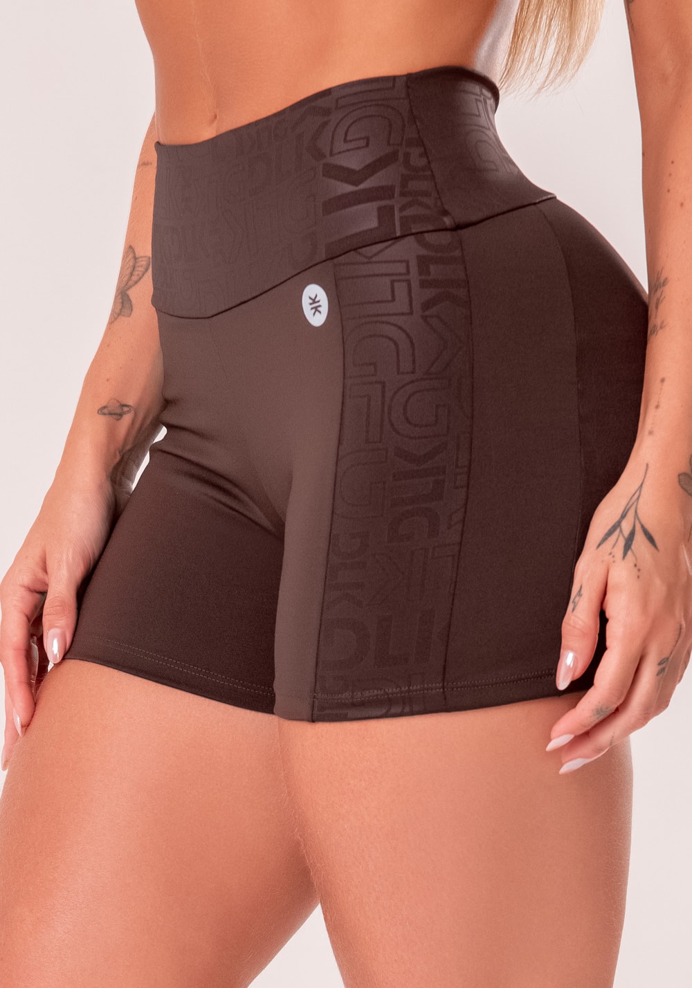 Short fitness feminino marrom com recortes logomania reflections