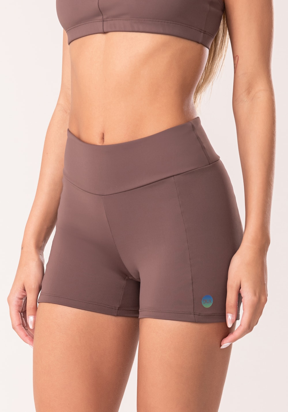 Short fitness feminino marrom com recortes oasis