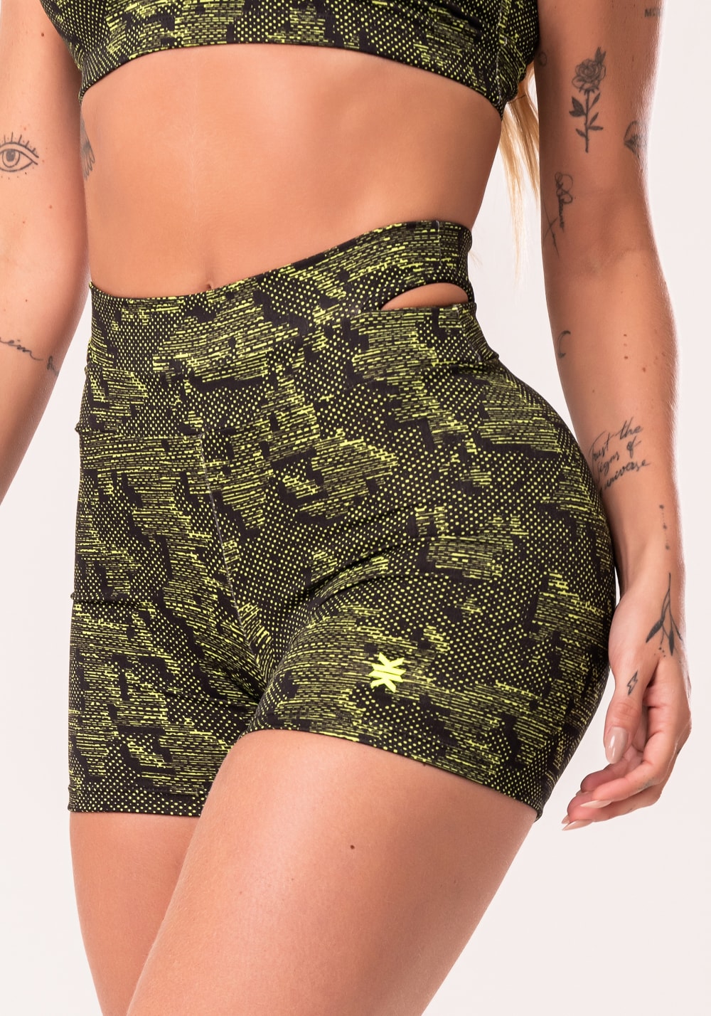 Short fitness feminino neon com detalhe vazado estampado camouflage eu