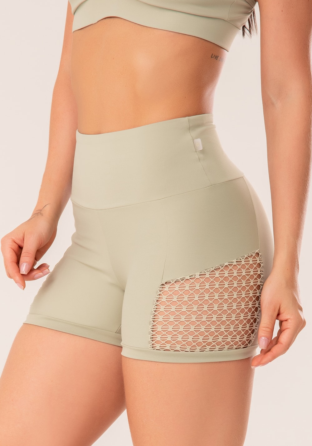 Short fitness feminino oliva com recortes em tela harmony