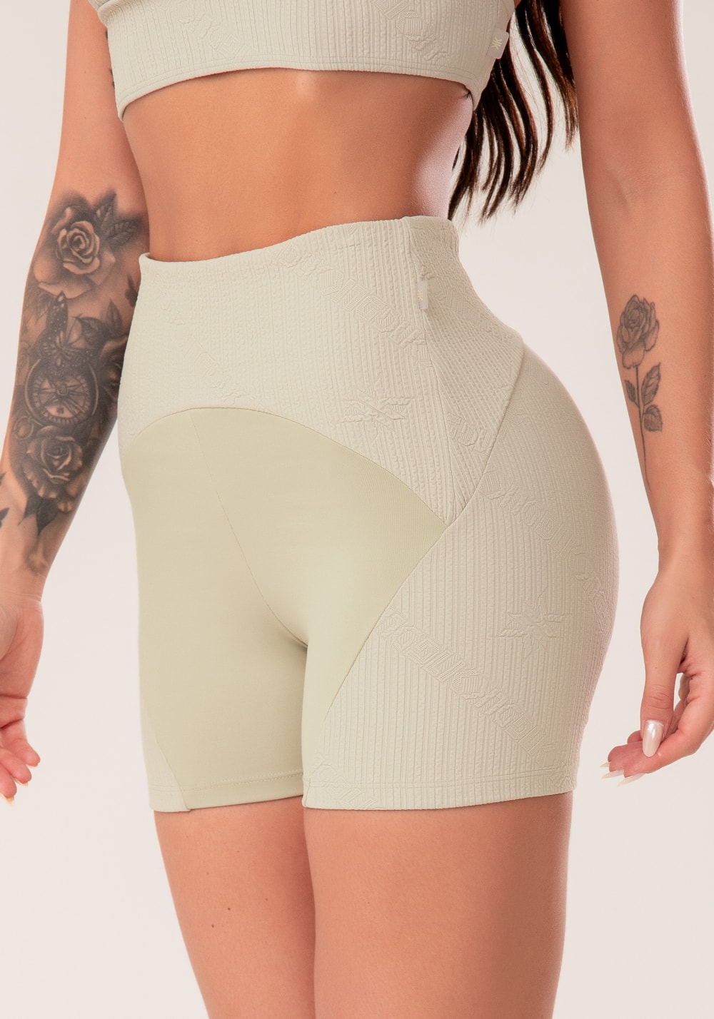 Short fitness feminino oliva com recortes texturizados harmony