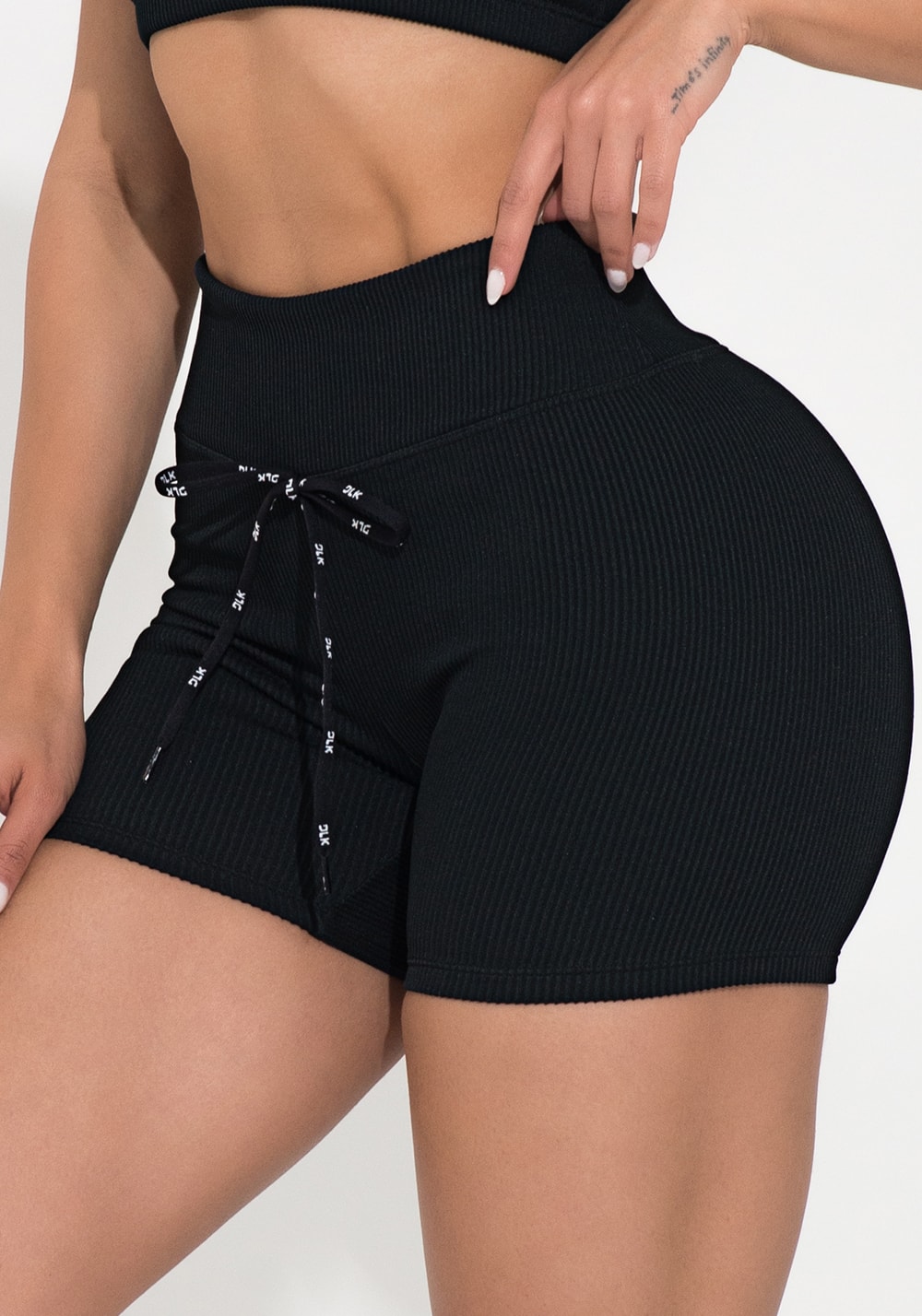 Short fitness feminino preto canelado com cadarço action dlk