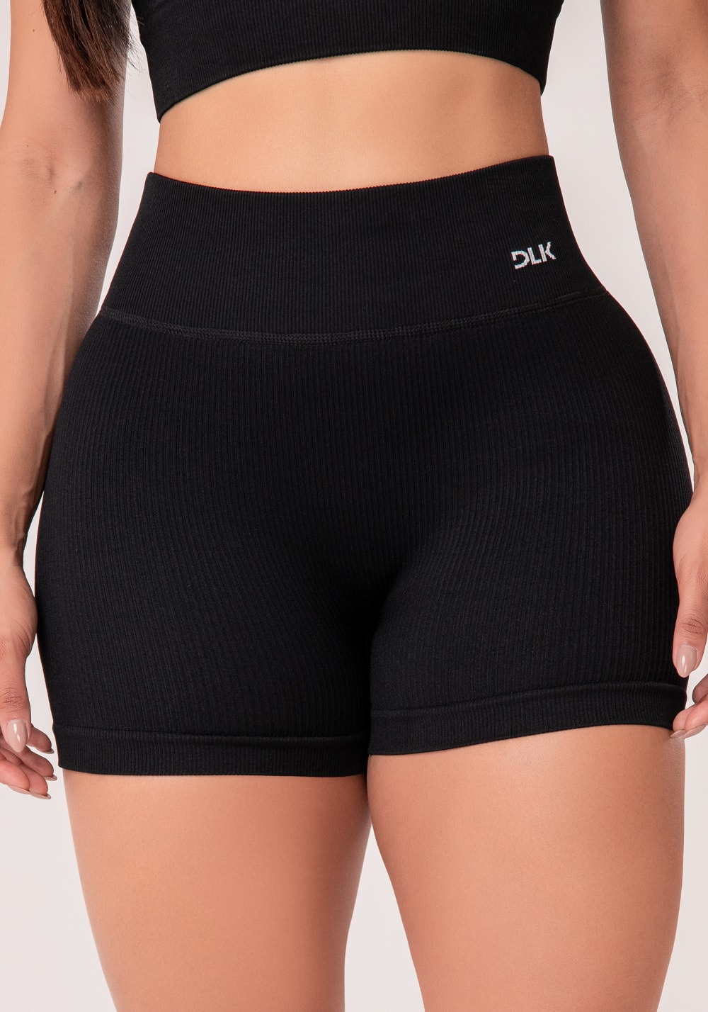 Short fitness feminino preto canelado com cós alto seamless+