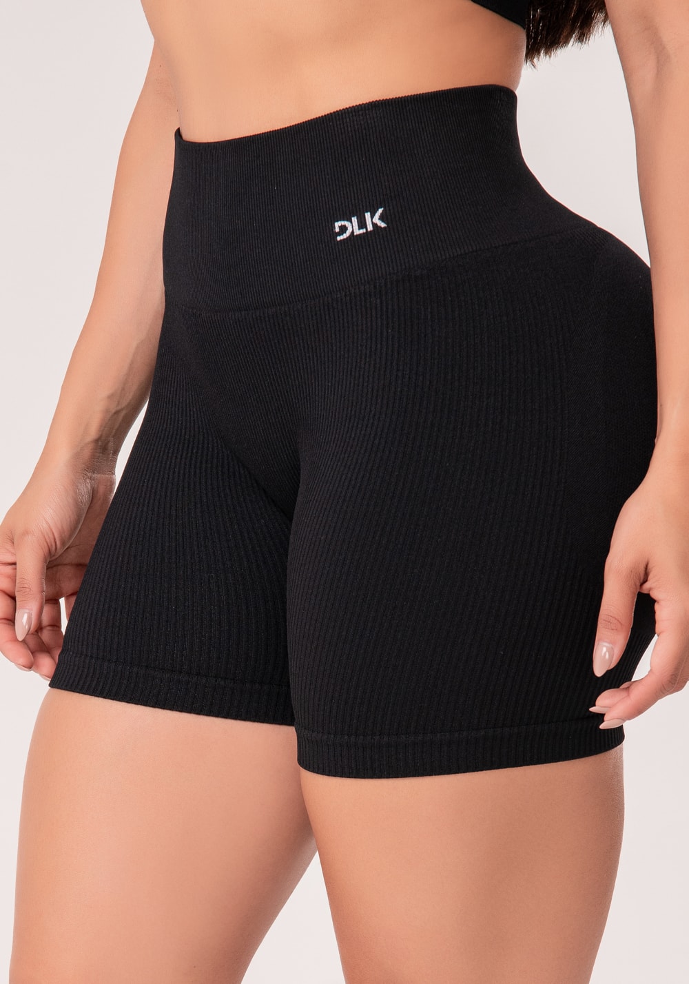 Short fitness feminino preto canelado modela bumbum seamless+