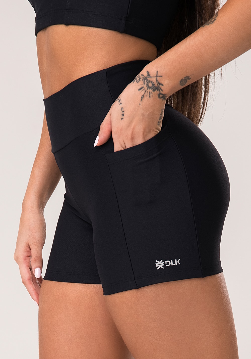 Short fitness feminino preto com bolsos aura dlk