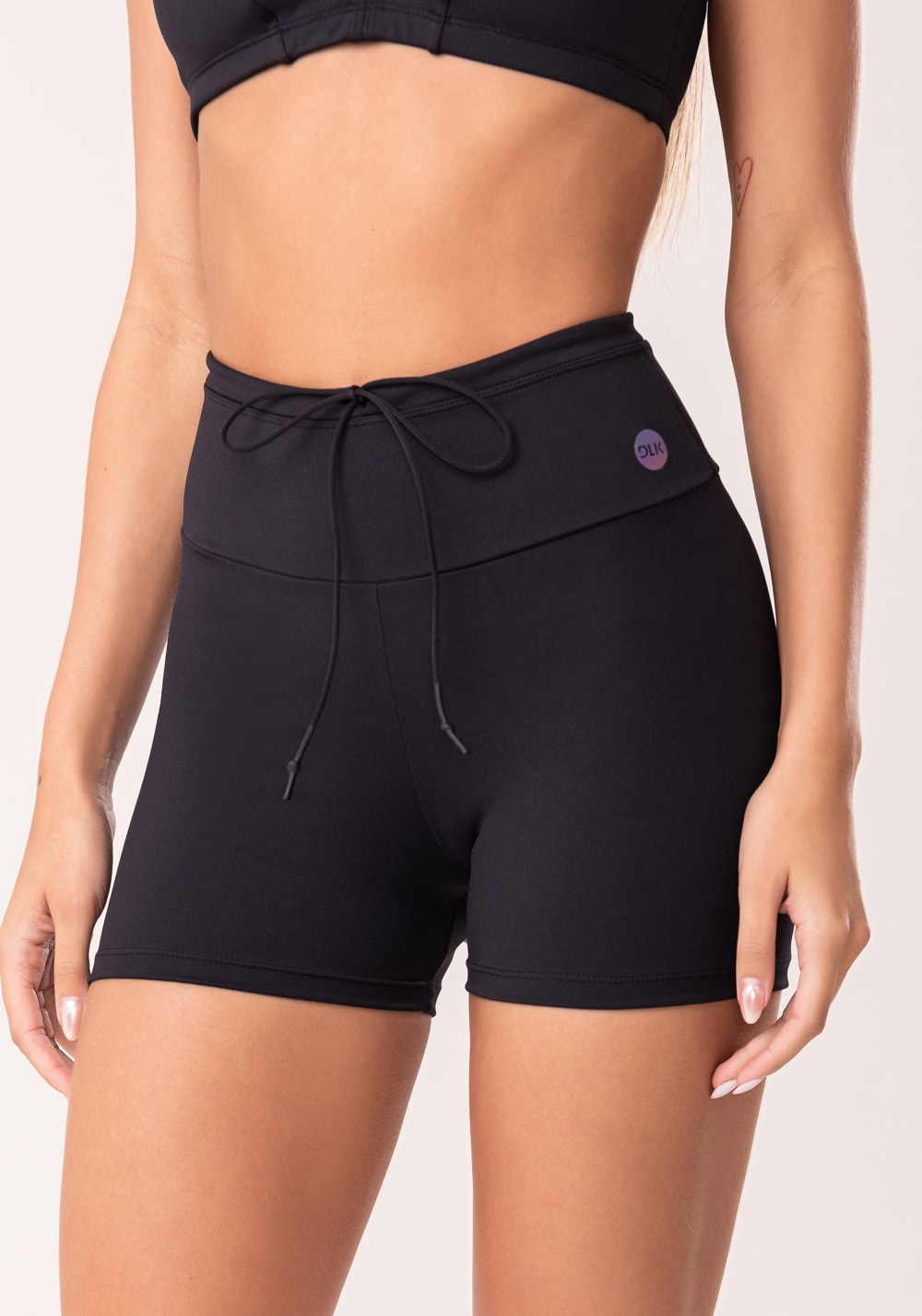 Short fitness feminino preto com cadarço oasis