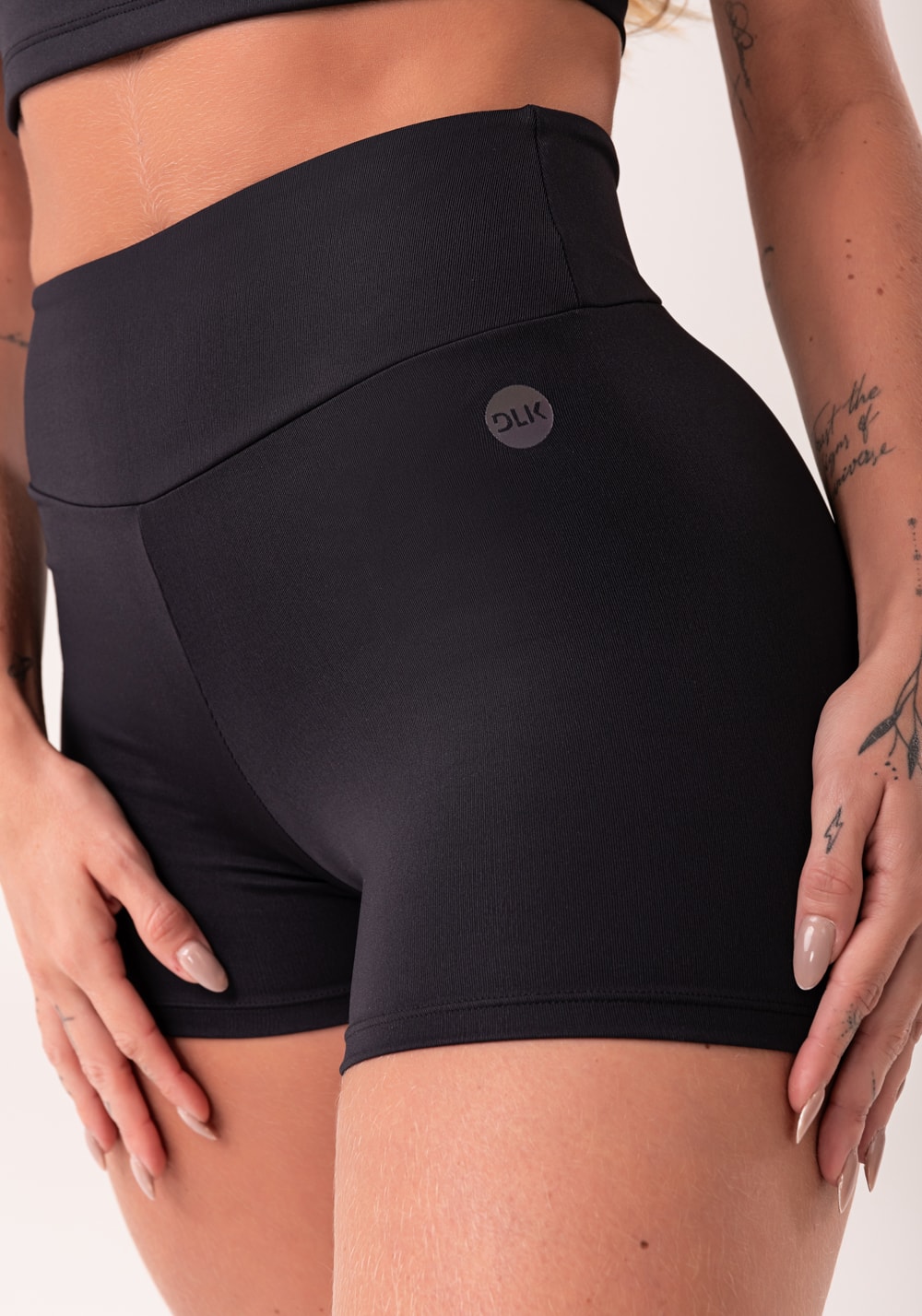 Short fitness feminino preto com cós largo oasis