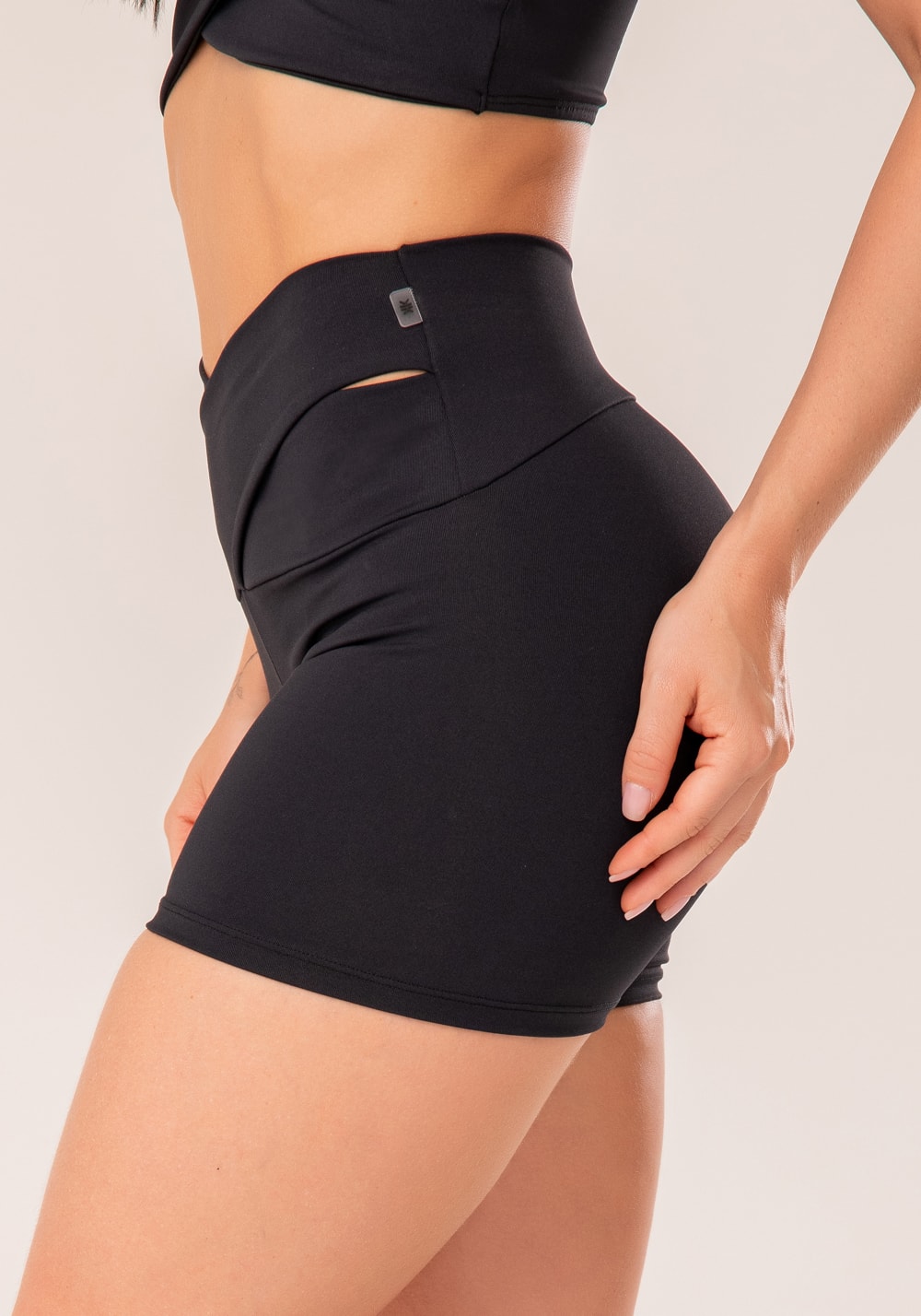 Short fitness feminino preto com cós transpassado harmony