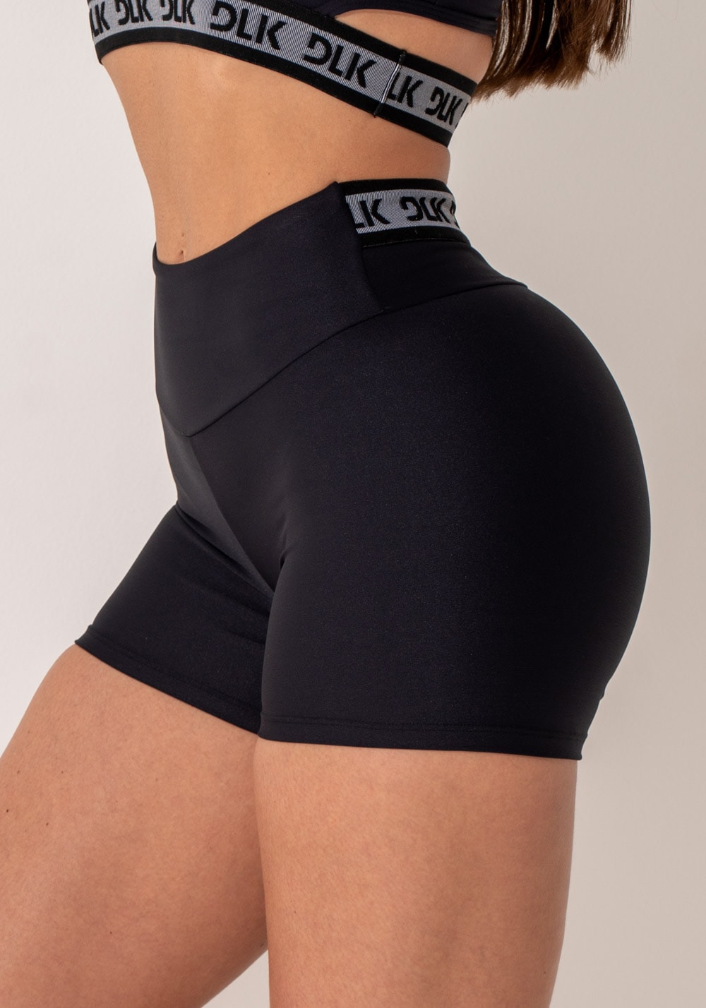 Short fitness feminino preto com elástico canelado nas costas intense