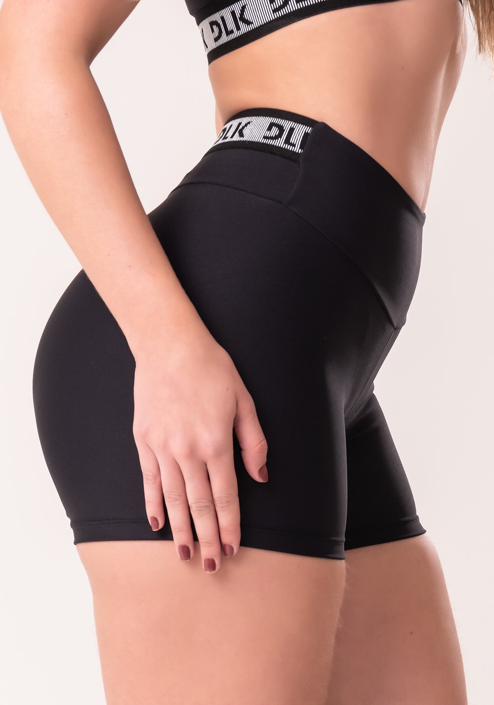 Short fitness feminino preto com elástico canelado nas costas