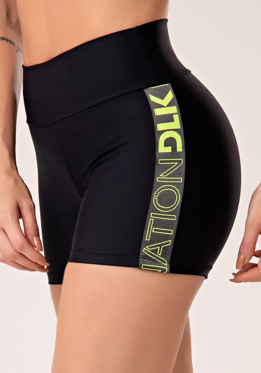 Short fitness feminino preto com elástico lateral grafite e amarelo fl