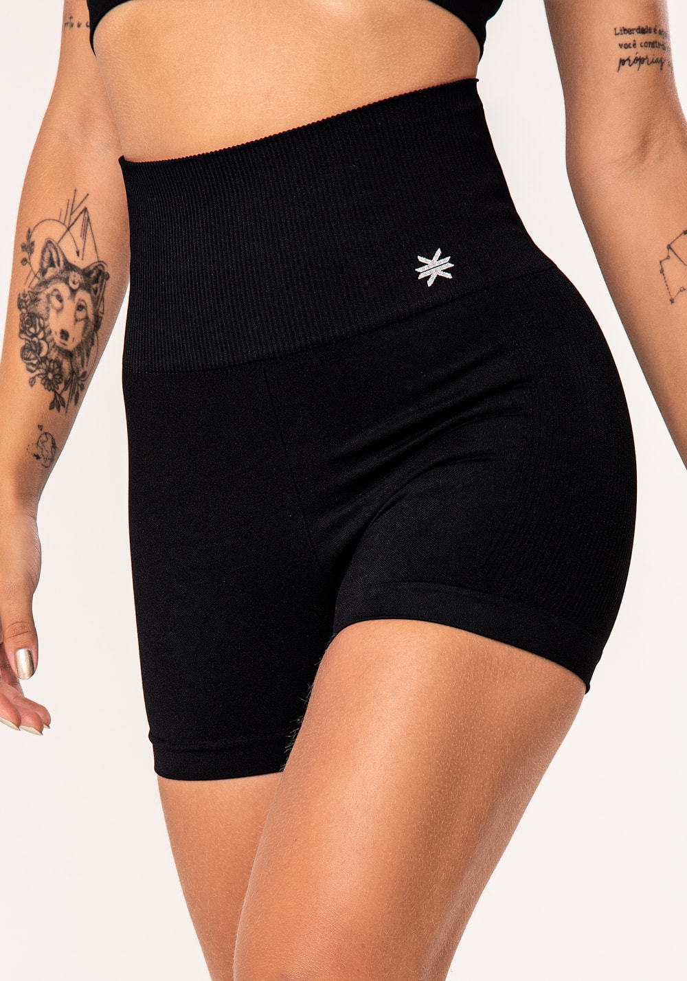 Short fitness feminino preto com recorte canelado seamless dlk