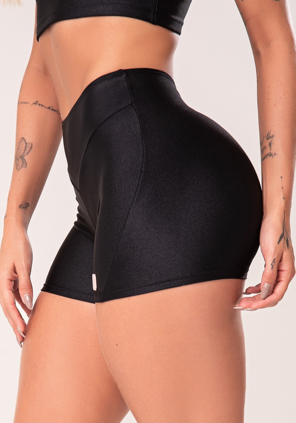 Short fitness feminino preto com recorte em v flow