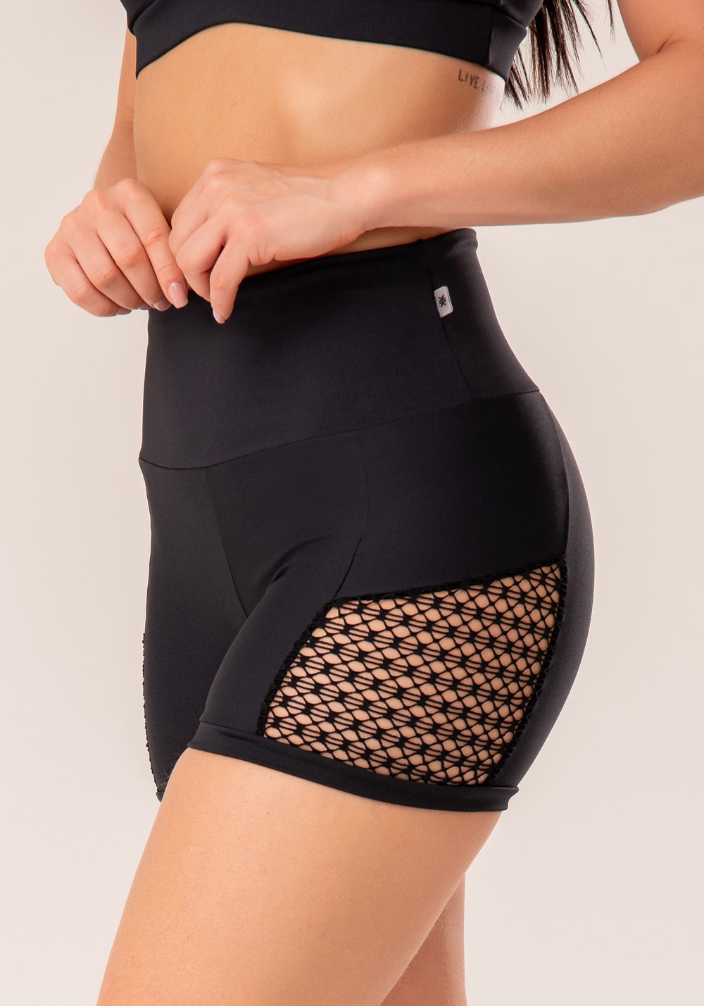 Short fitness feminino preto com recortes em tela harmony