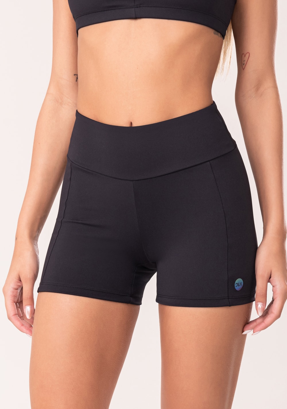 Short fitness feminino preto com recortes oasis