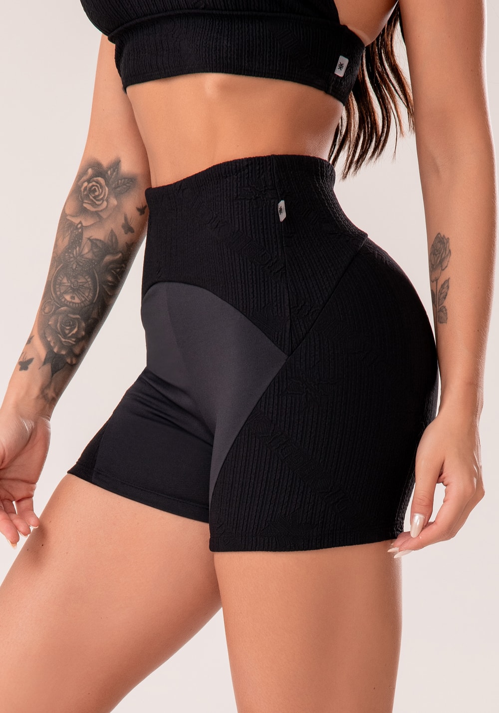 Short fitness feminino preto com recortes texturizados harmony