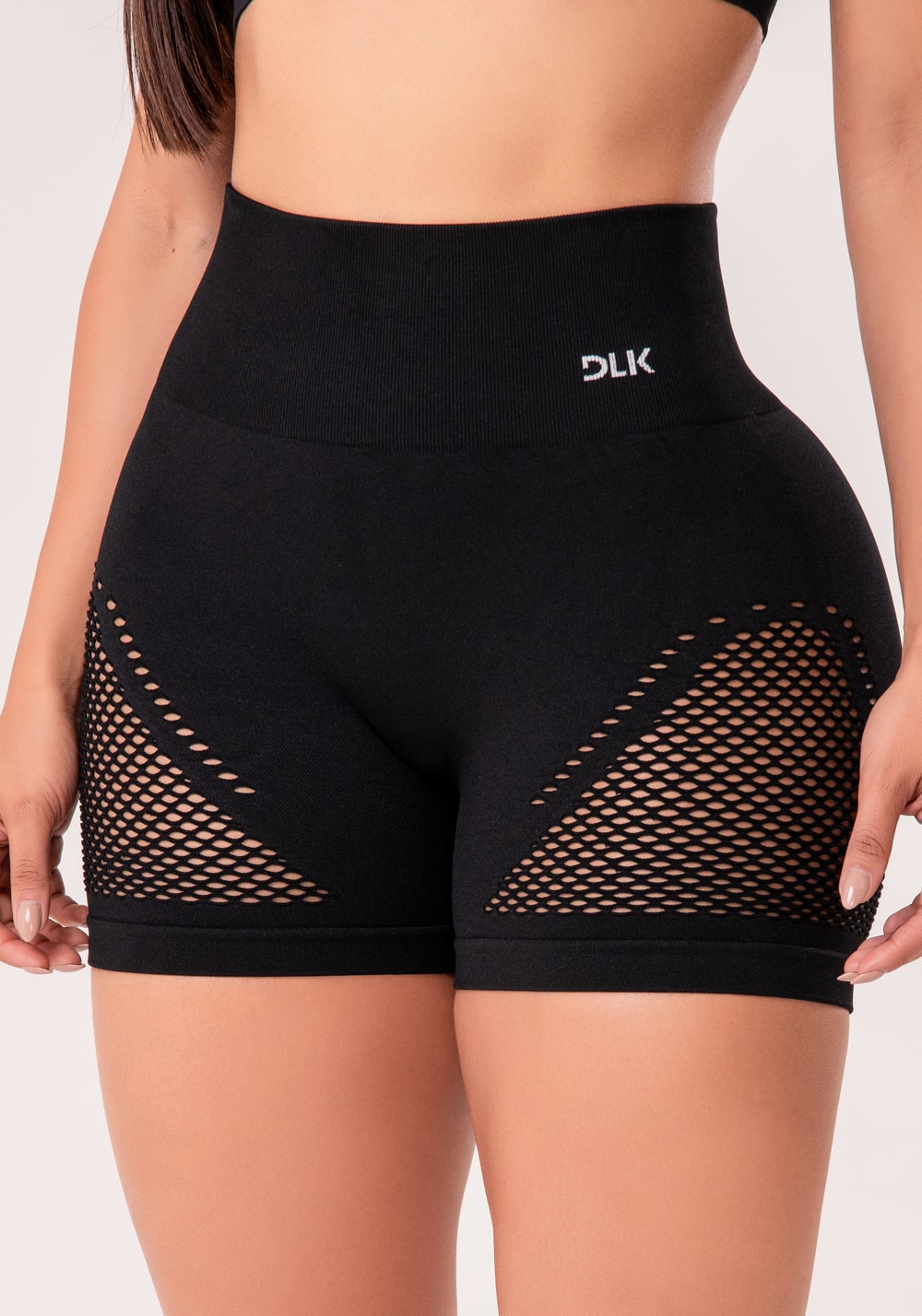 Short fitness feminino preto com tela e modela bumbum seamless+