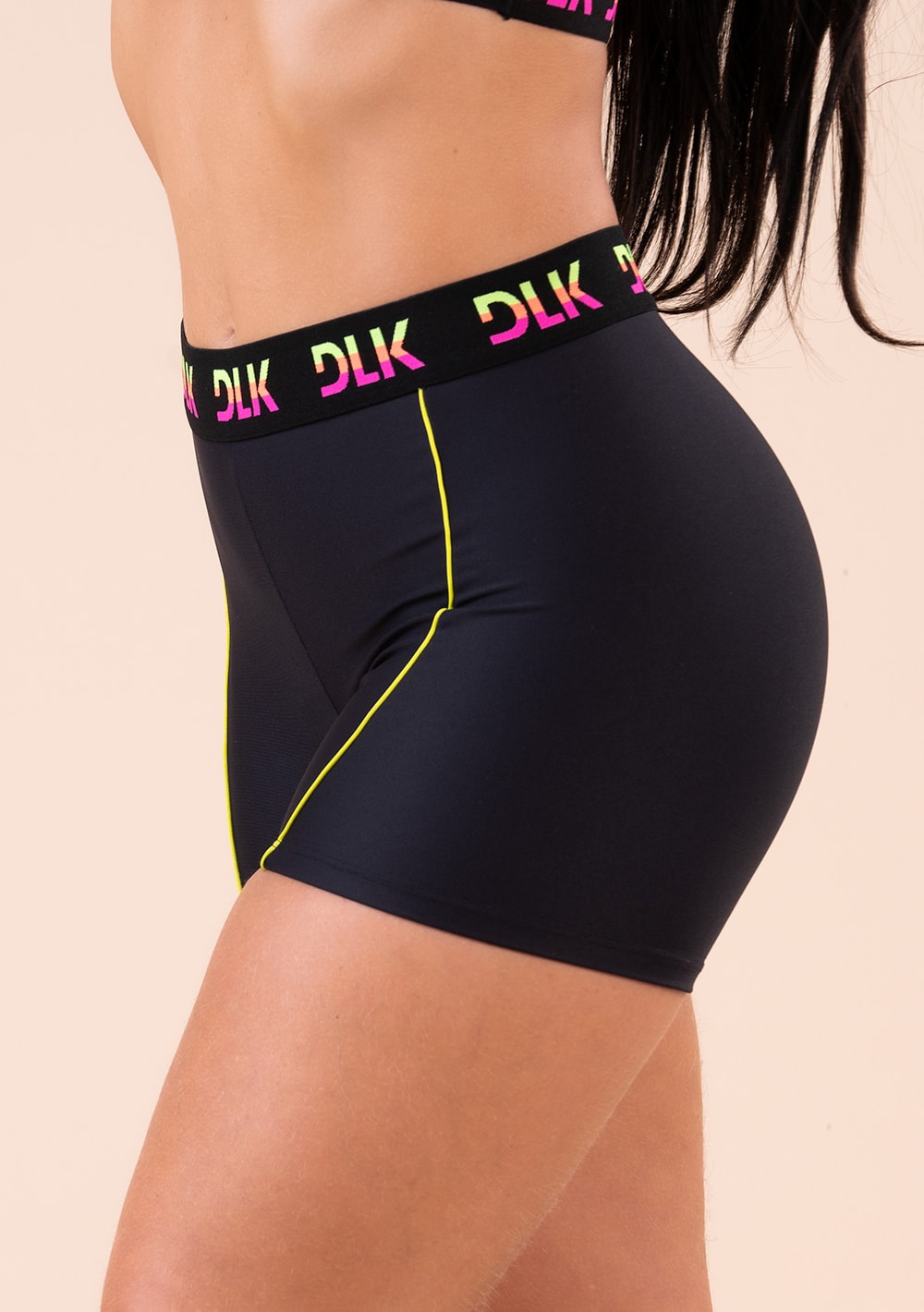 Short fitness feminino preto elástico colorido na cintura action dlk