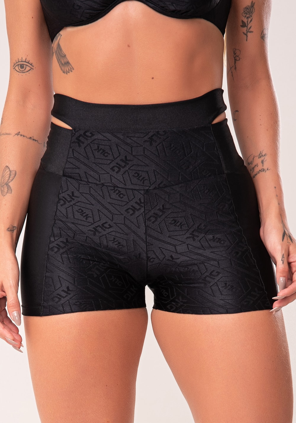 Short fitness feminino preto logomania cut-out com recortes flow