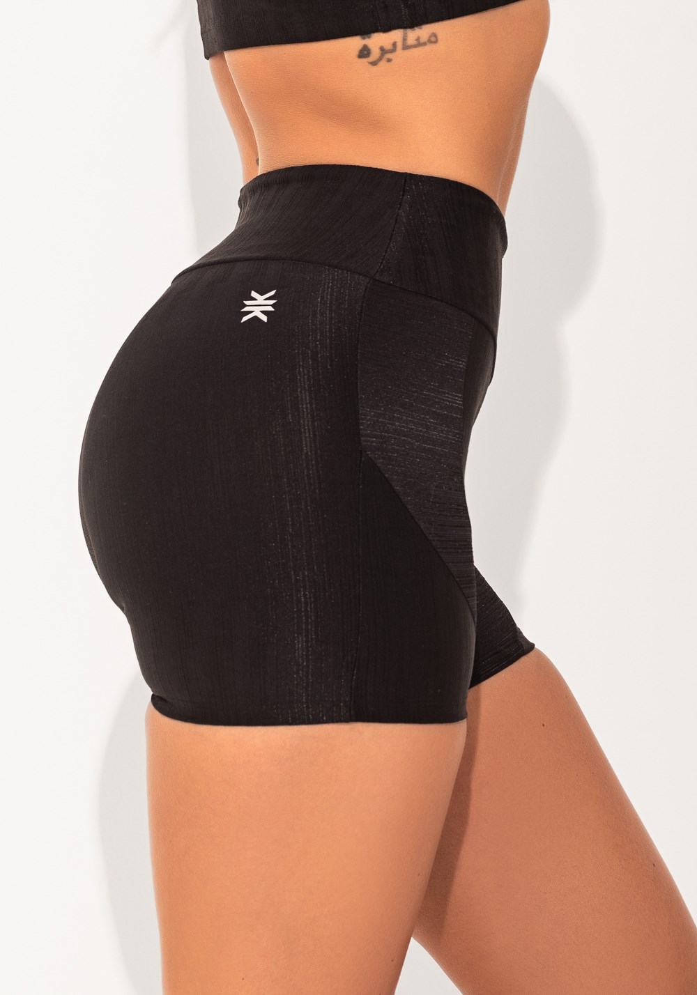 Short fitness feminino preto texturizado com recortes elegance