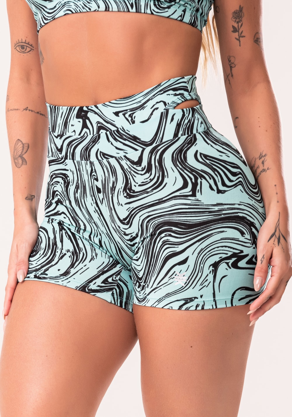 Short fitness feminino verde com detalhe vazado estampado abstract duo