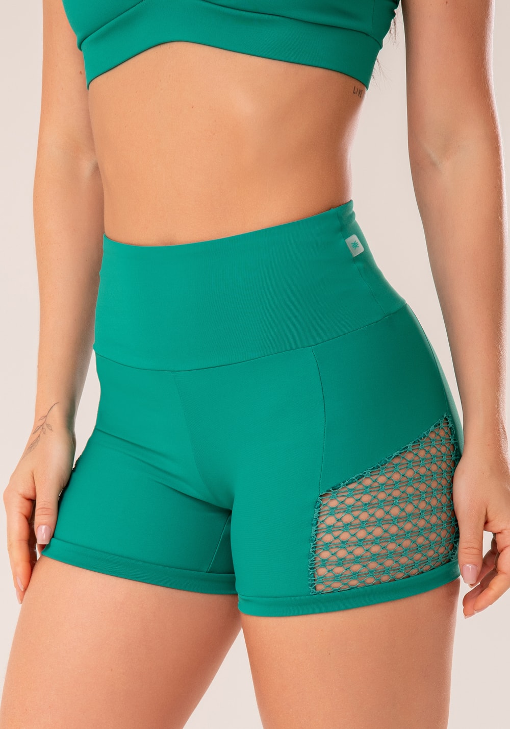 Short fitness feminino verde com recortes em tela harmony